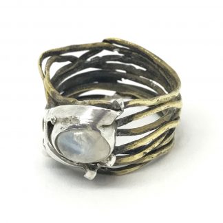 Anillo con la piedra luna